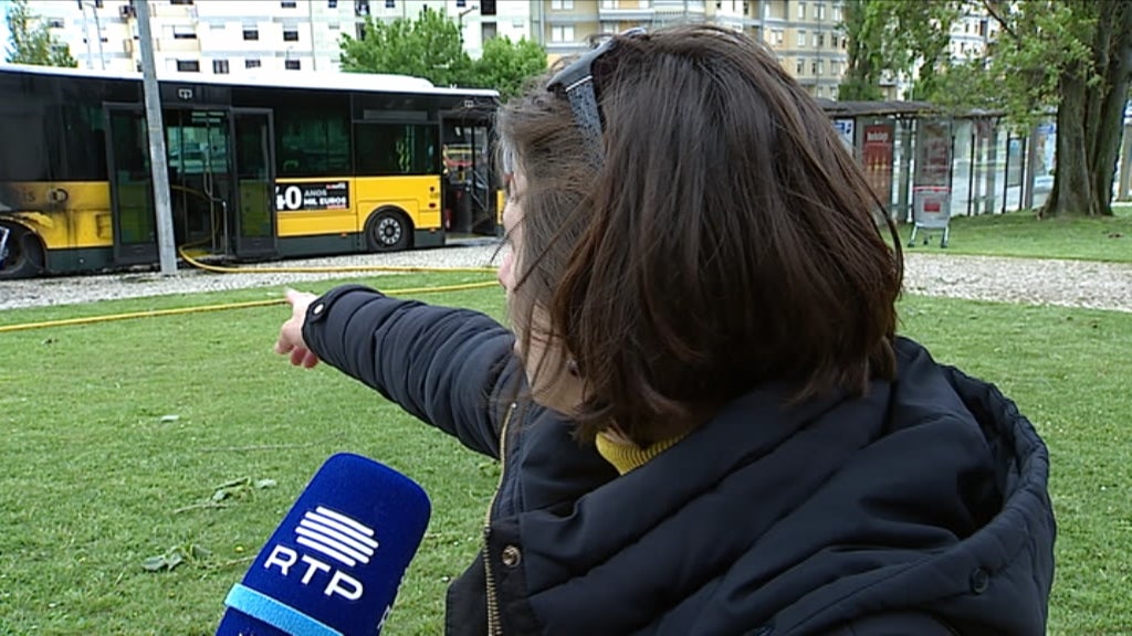 Autocarro destruído por chamas