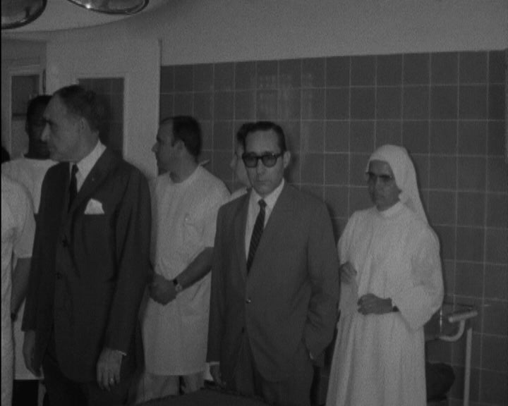 Spínola vista as instalações do Hospital Central de Bissau