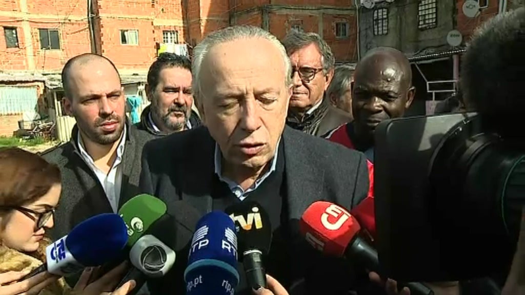 Santana Lopes visita bairro da Jamaica