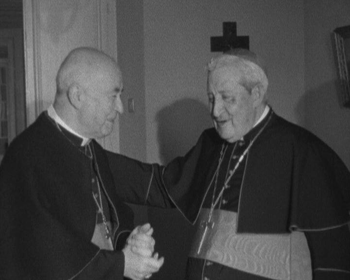 Cardeal Larraona cumprimenta Cardeal Cerejeira