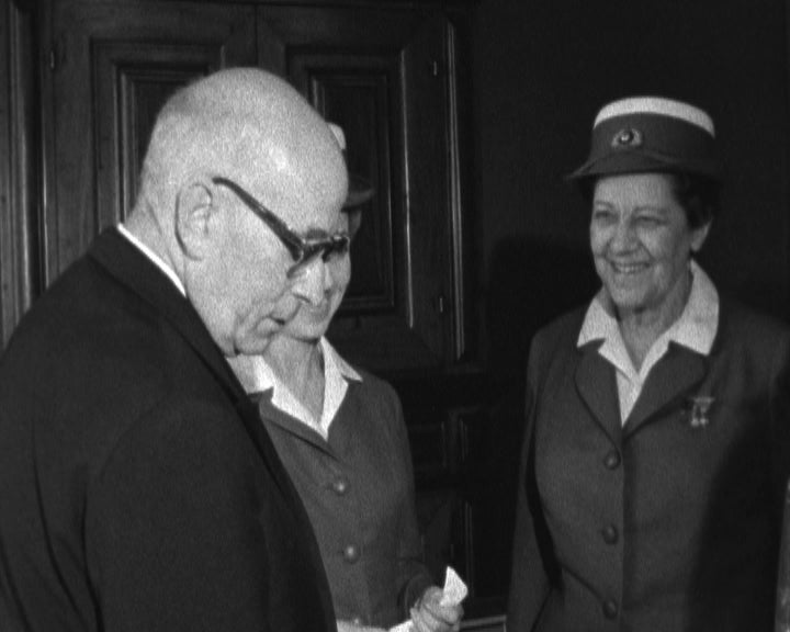 Américo Tomás recebe delegação da Cruz Vermelha