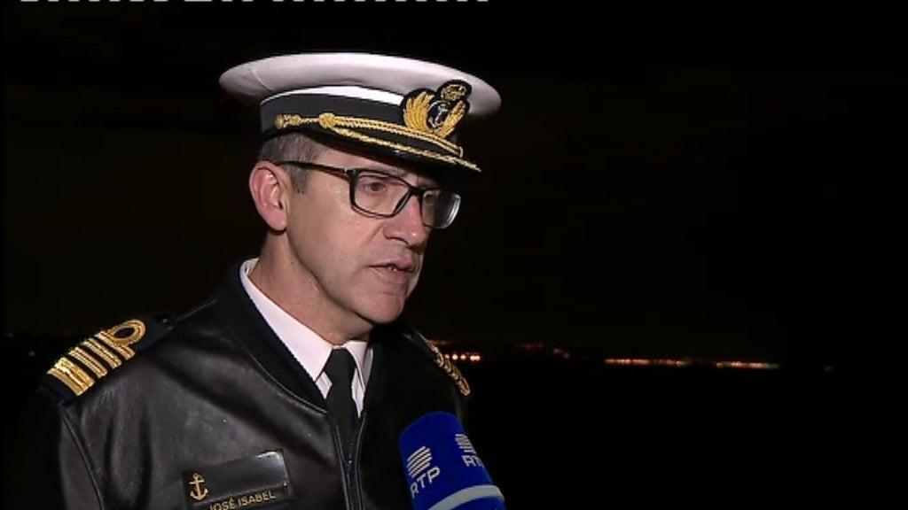 Navio encalhado na barra do Tejo