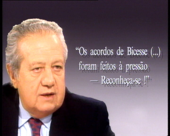 Mário Soares apela à paz em Angola
