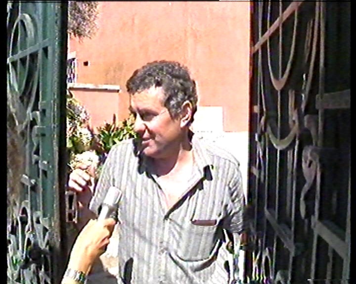 Anabela Saint-Maurice frente à casa do proprietário dos Armazéns