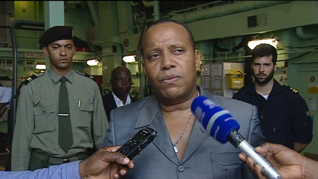 Patrice Trovoada visita fragata Vasco da Gama atracada em São Tomé