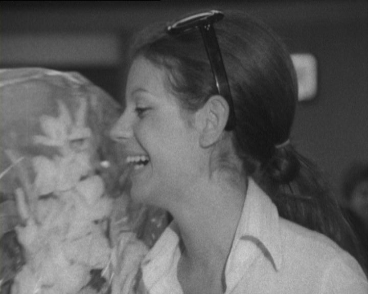 Partida de Monika Sharp para a Alemanha