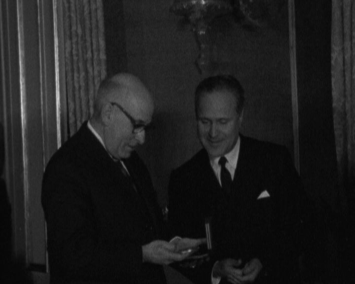 Américo Tomás recebe medalha