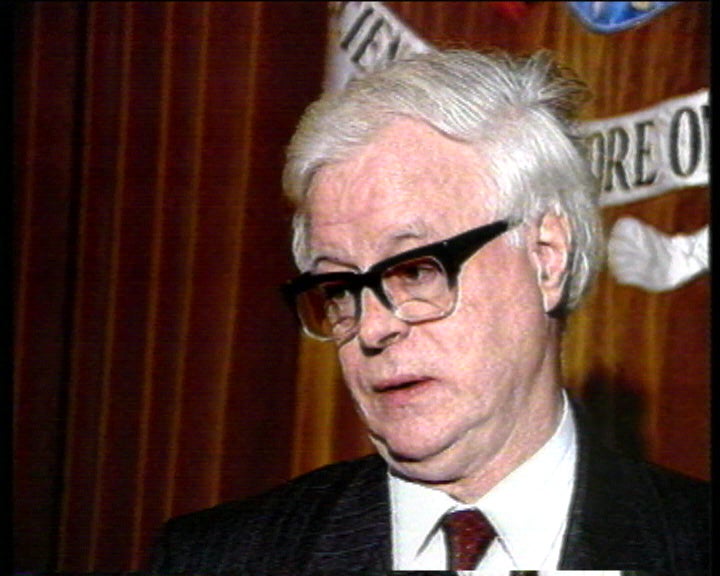 Bruce Millan assina Programa Ciência