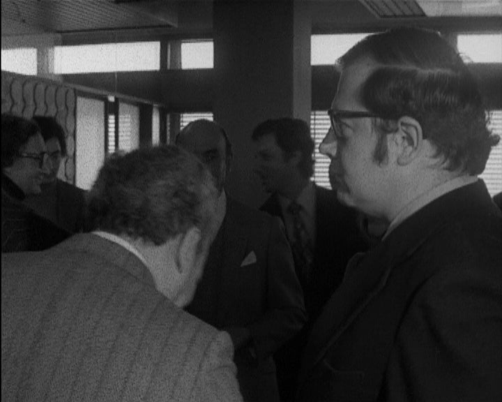 Ministro da Educação parte para Londres