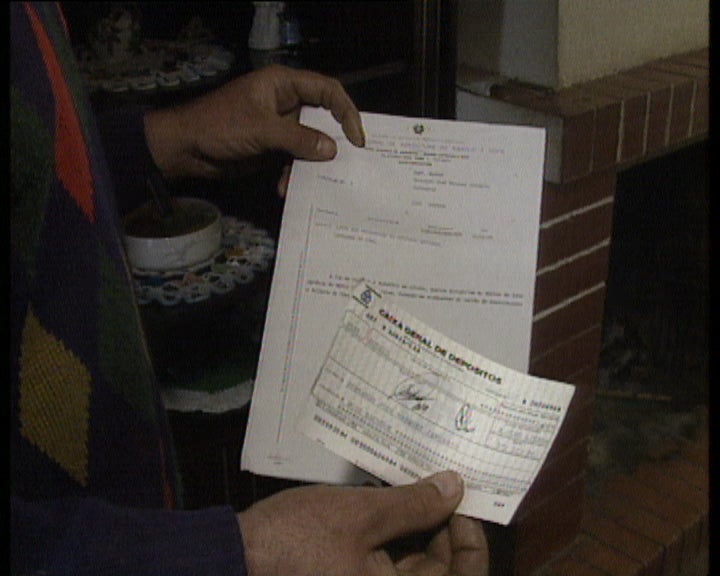 Agricultor recebe subsídio de dois escudos