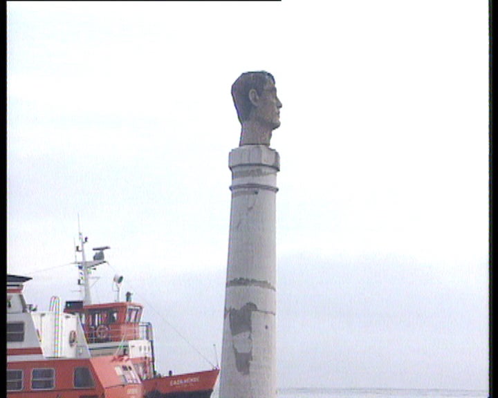 Busto no Cais das Colunas