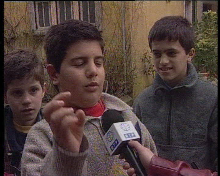 Evacuação de crianças devido às cheias