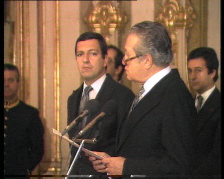 Mário Soares discursa referindo-se às situações em África