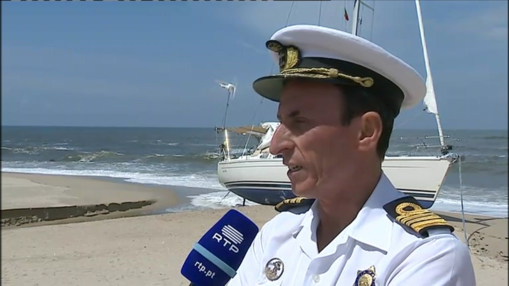 Veleiro encalhado na praia de Francelos