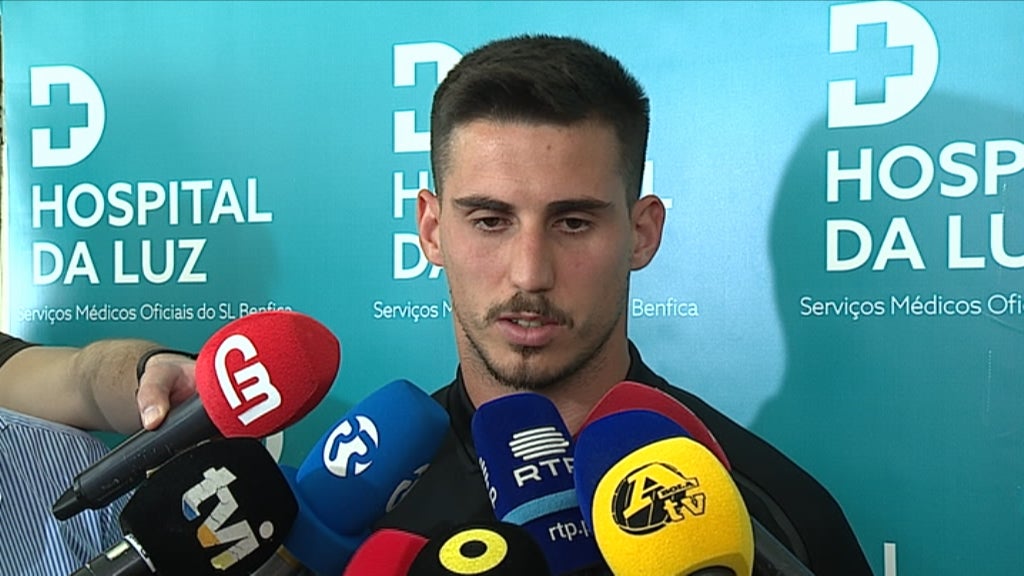 Jogador visita pediatria do Hospital da Luz