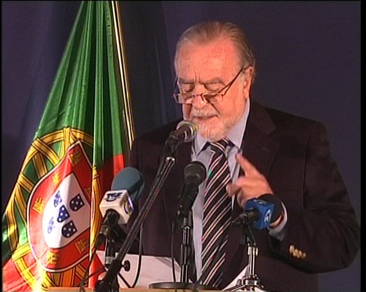 Manuel Alegre disponibiliza-se a candidato à Presidência