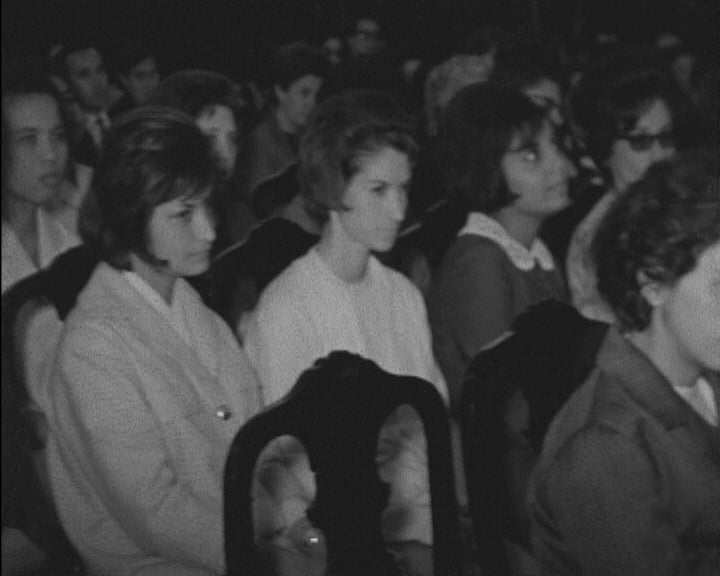 Entrega de diplomas a alunas em Angola