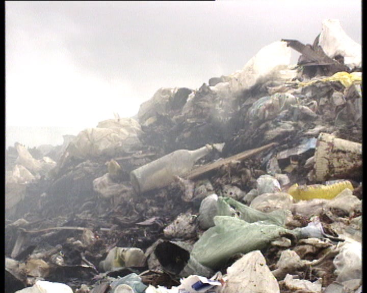 Amianto despejado em lixeira