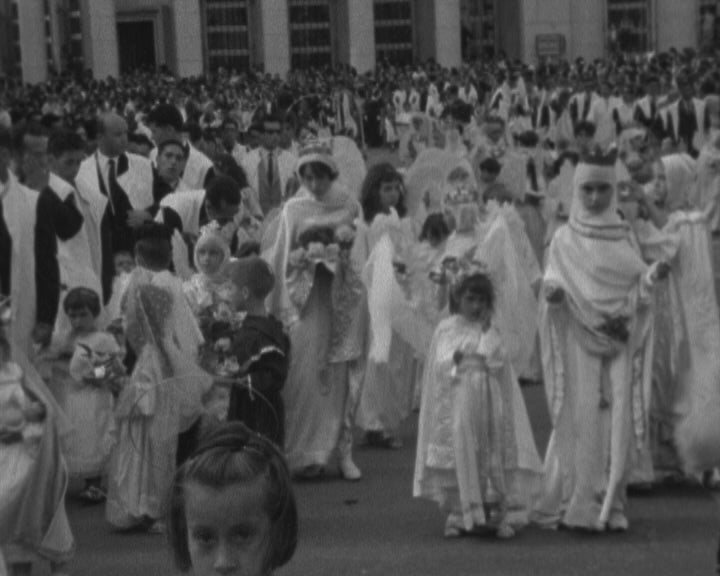 Procissão em Coimbra no âmbito da Festa da Rainha Santa Isabel