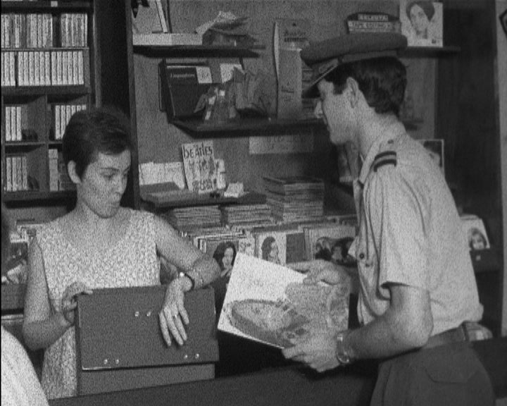 A decoração de rua e o comércio durante o Natal na Guiné