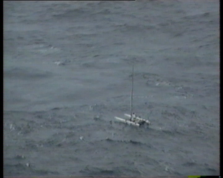 Operação de resgate marítimo de catamarã