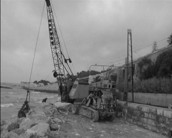 Obras nas muralhas da linha do Estoril