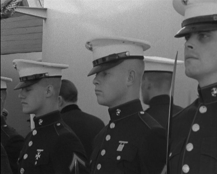 Burke Elbrick visita o navio Des Moines