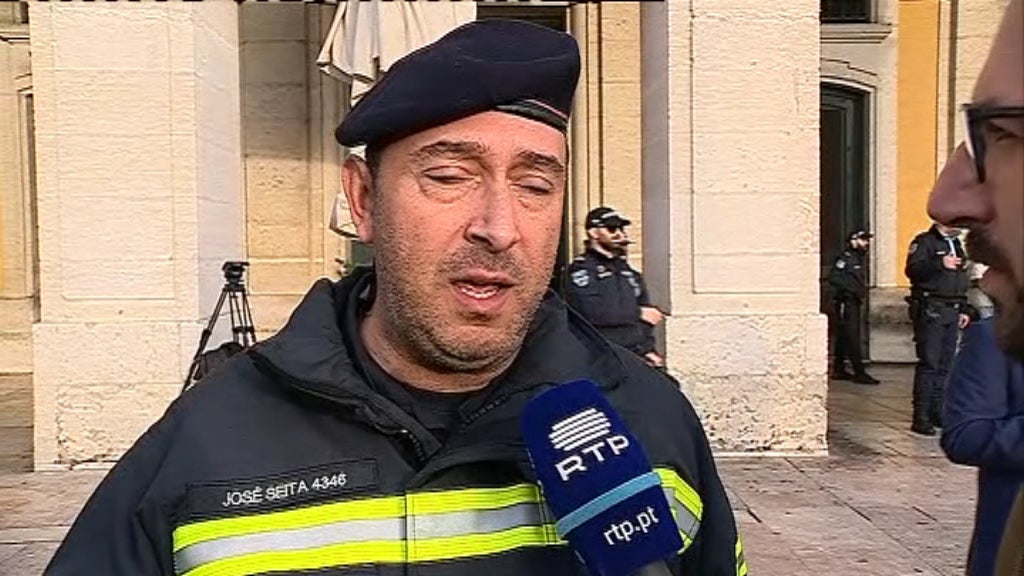 Bombeiros protestam contra  contra a redução salarial