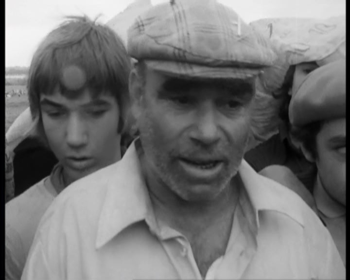 Jovens voluntários ajudam camponeses