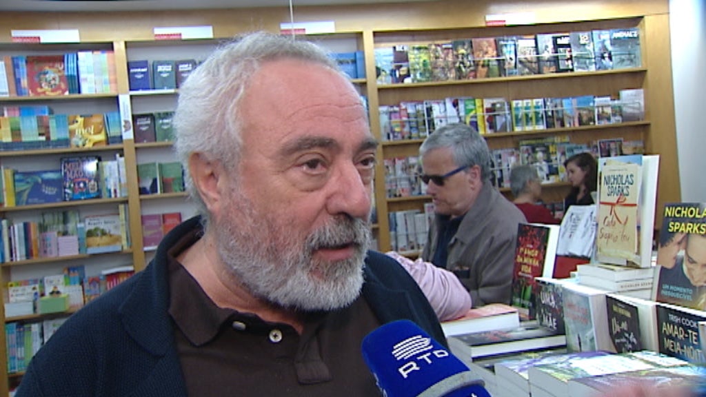 Lançamento de livro de Martins Garcia
