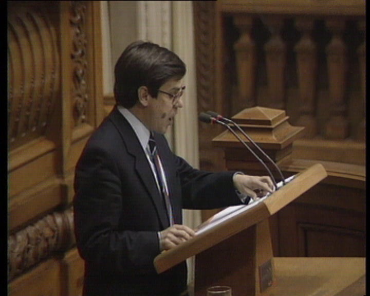 Debate parlamentar sobre o poder local