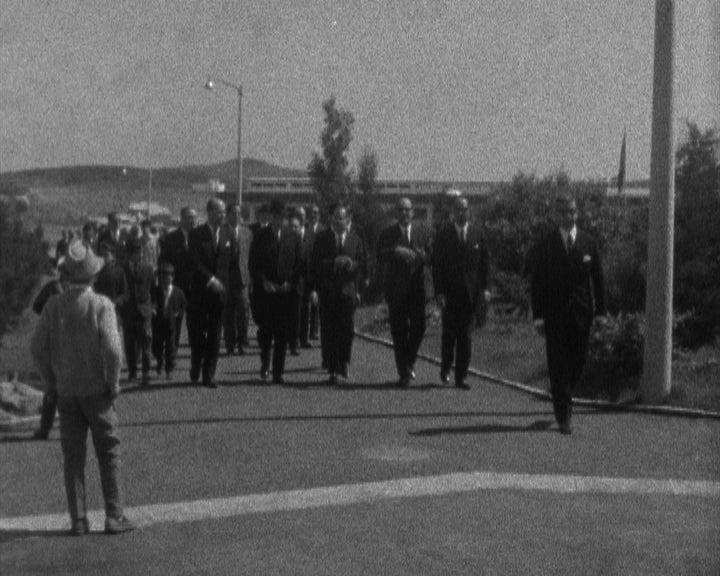 Visita de Américo Tomás ao Bairro da Tabaqueira