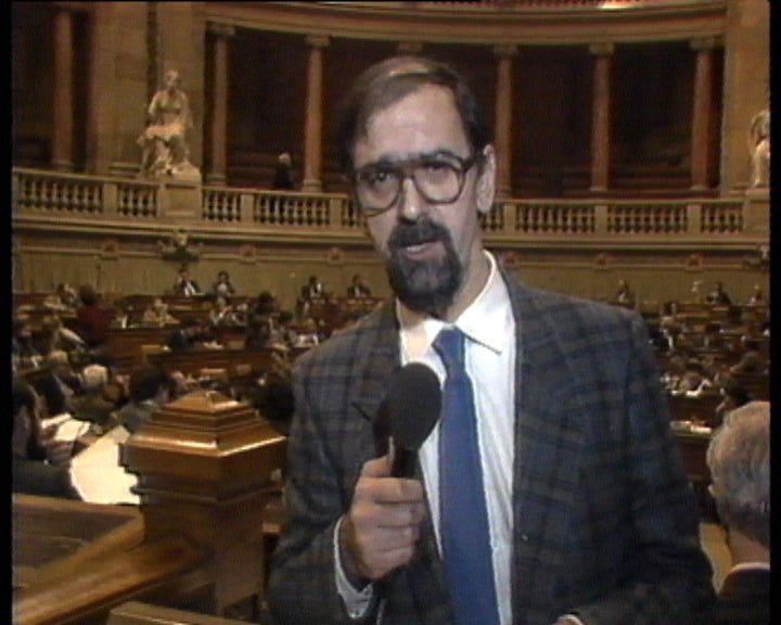 Debate na AR sobre subsídio aos jovens