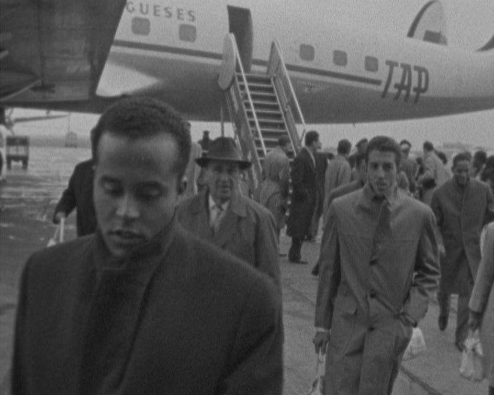 Futebol: Chegada a Paris da Seleção Nacional