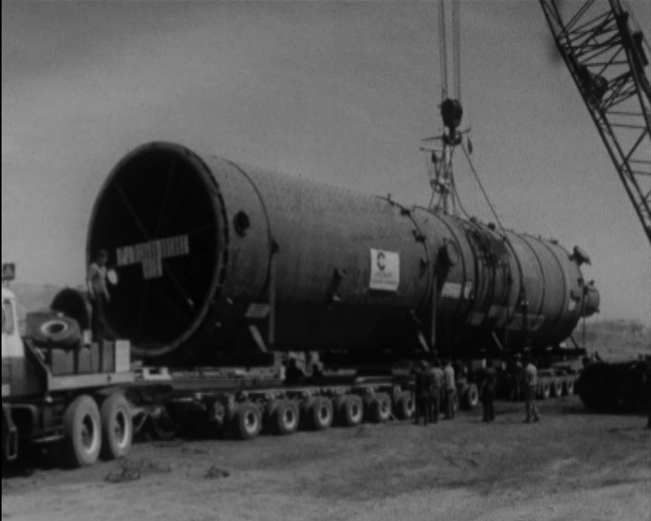 Descarga de equipamento industrial no Porto de Sines