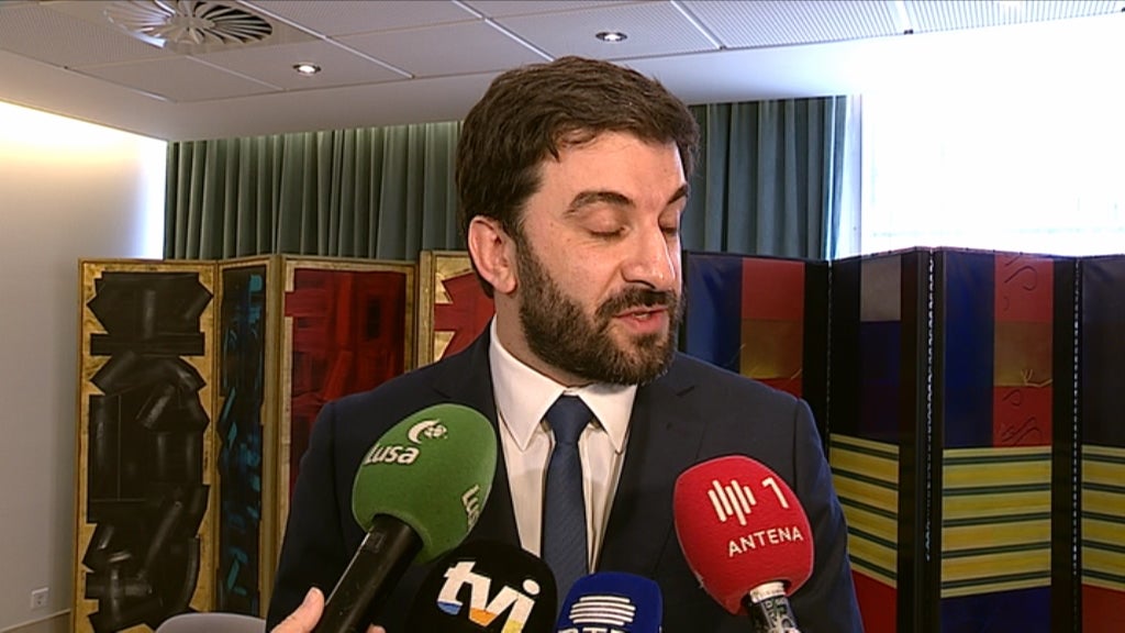 Contratações de auxiliares para as escolas