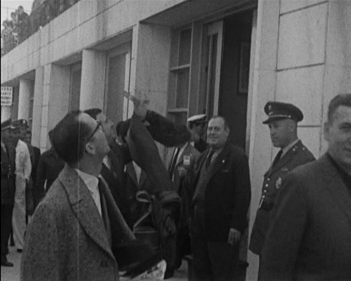 Futebol: equipa do Benfica embarca para Amesterdão