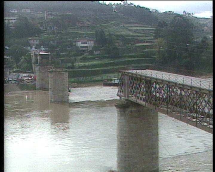 A degradação da ponte que ligava Entre-os-Rios a Castelo de Paiva