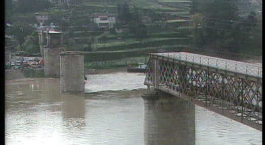 A degradação da ponte que ligava Entre-os-Rios a Castelo de Paiva