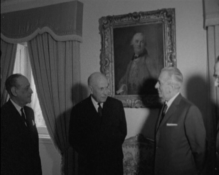 Américo Tomás recebe uma comissão de artistas