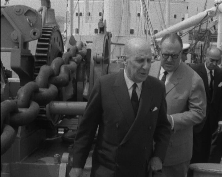 Visita do Almirante Mendonça Dias ao navio “Beira”