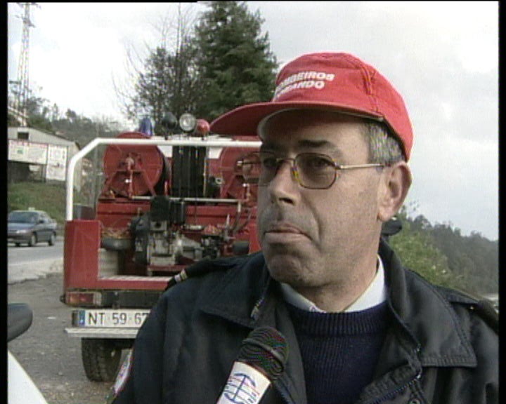 Destroços de viatura acidentada em Castelo de Paiva