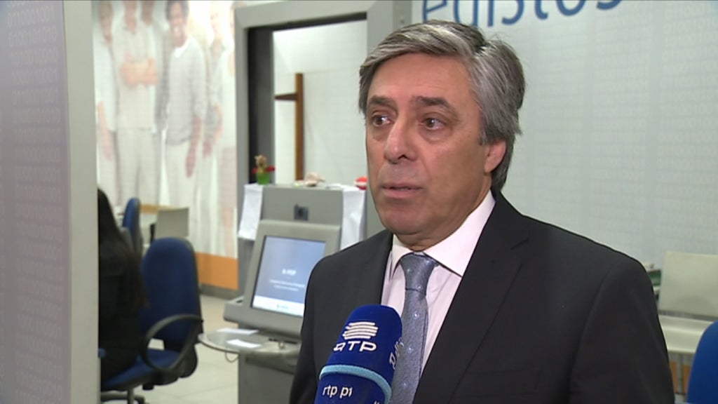 Caos nos registos e notariado