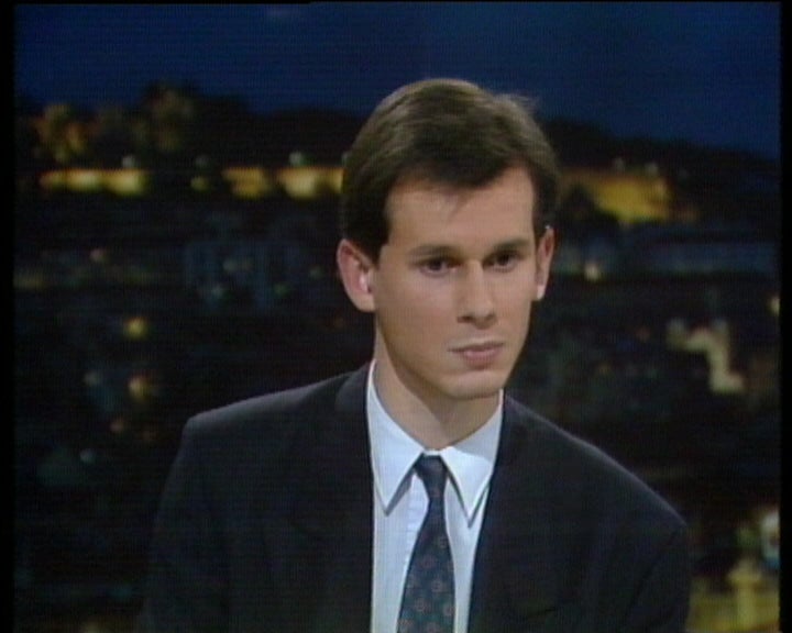 Crónicas dos correspondentes em Paris e Bona