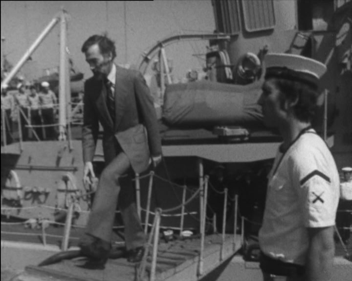 Carregamento na fragata “Almirante Magalhães Correia”