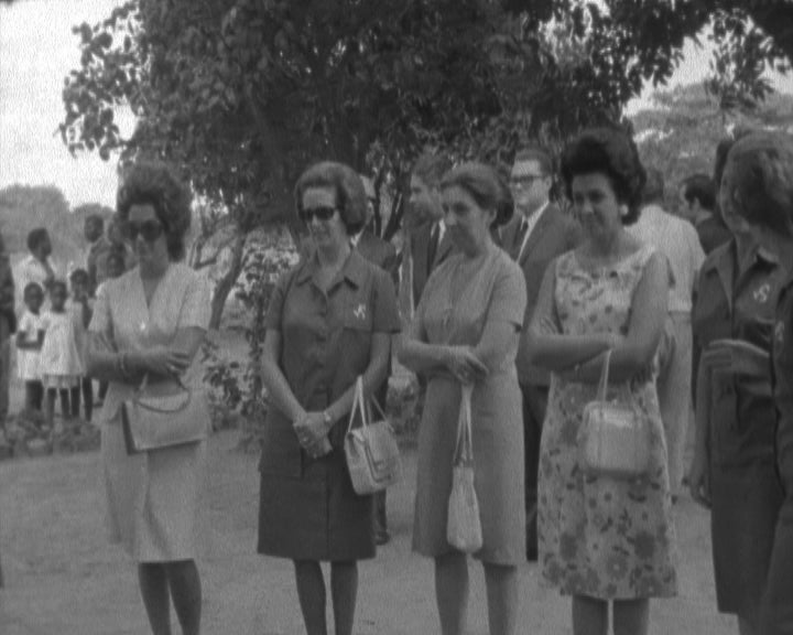 Maria das Neves Duarte visita obras de assistência infantil em Lourenço Marques