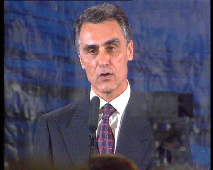 Cavaco Silva assume a derrota