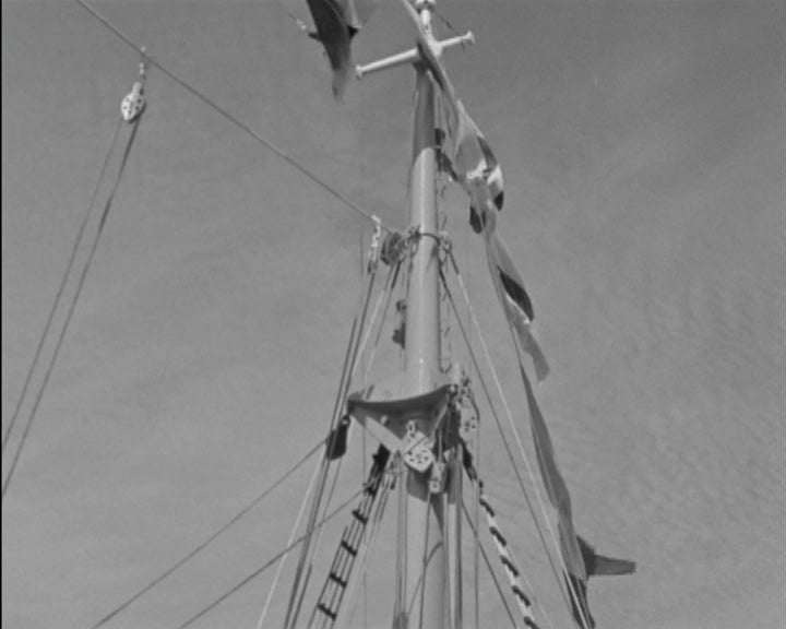 Ministro da Marinha no navio “Praia de Buarcos”