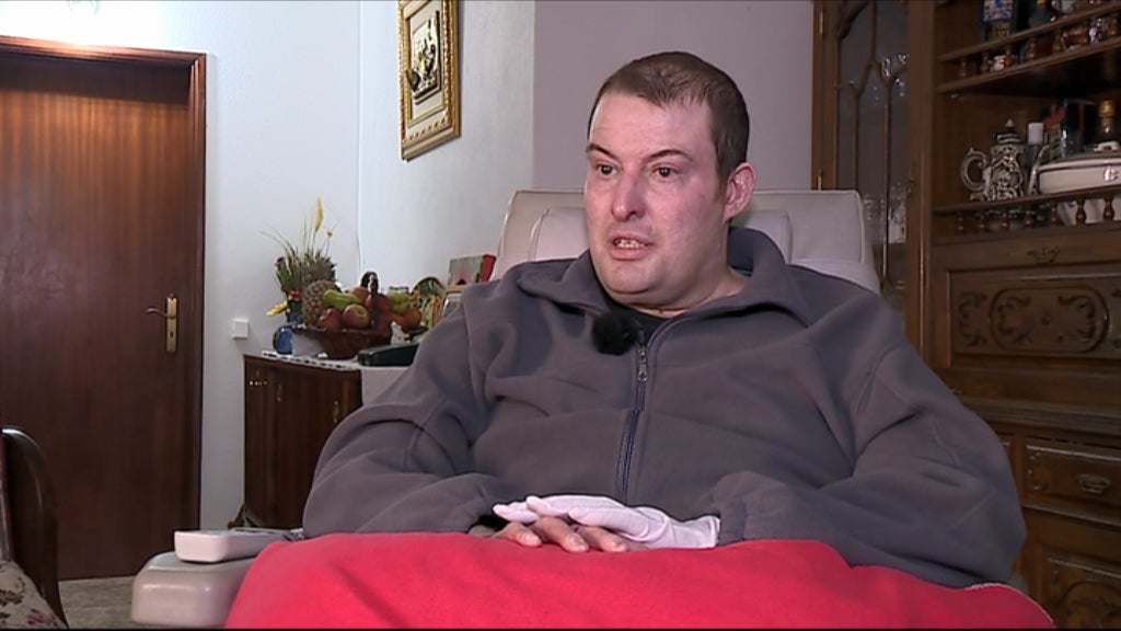 Bombeiro sobrevivente regressa a casa