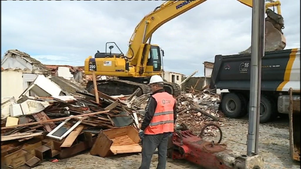 Demolições na praia do Marreco